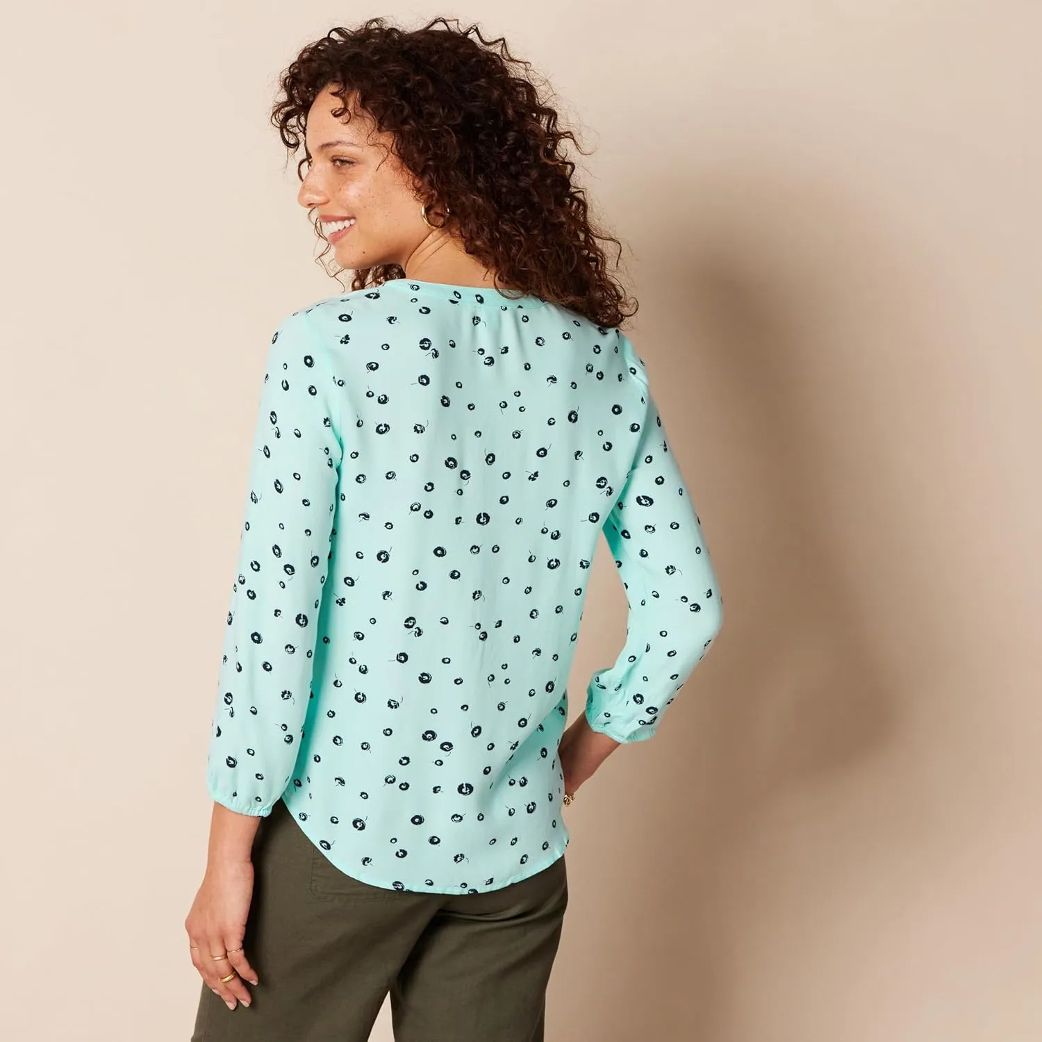 Amazon Essentials Women's 3/4 Sleeve Button Popover Shirt, Loose-Fit V-Neck Blouse